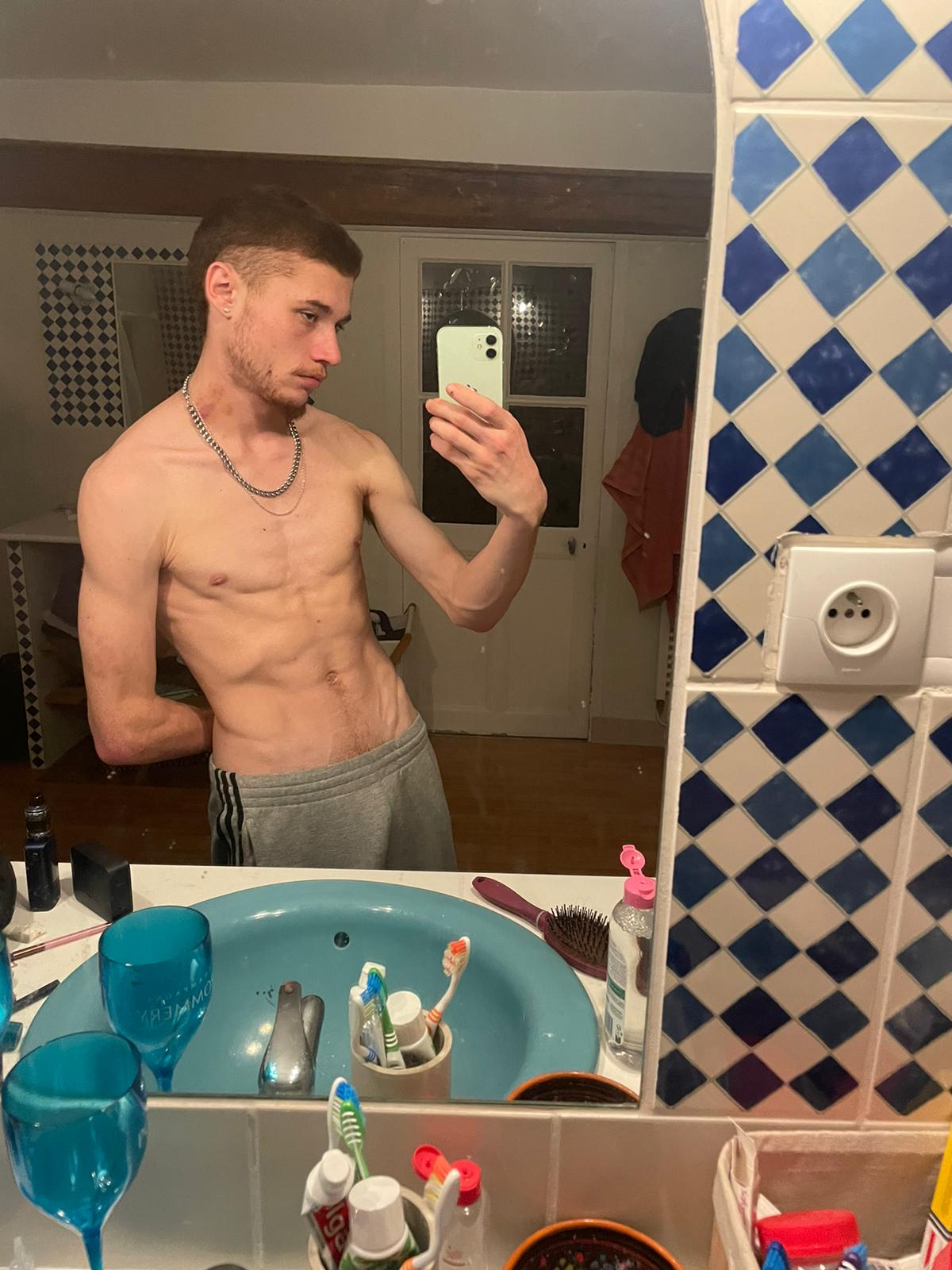 Profil de Georgios, 20 ans, annonces sex à Couture