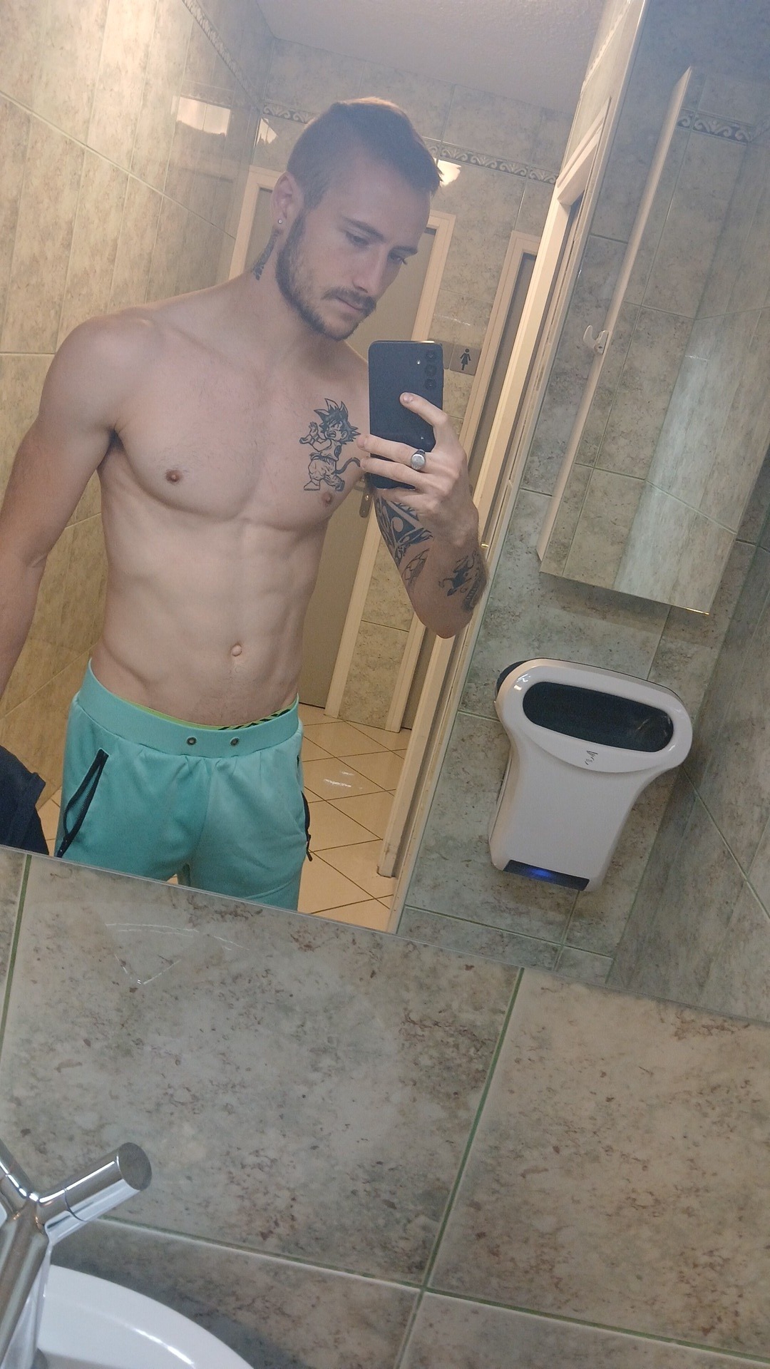 Profil de Pino, 26 ans, annonces sex à Agris